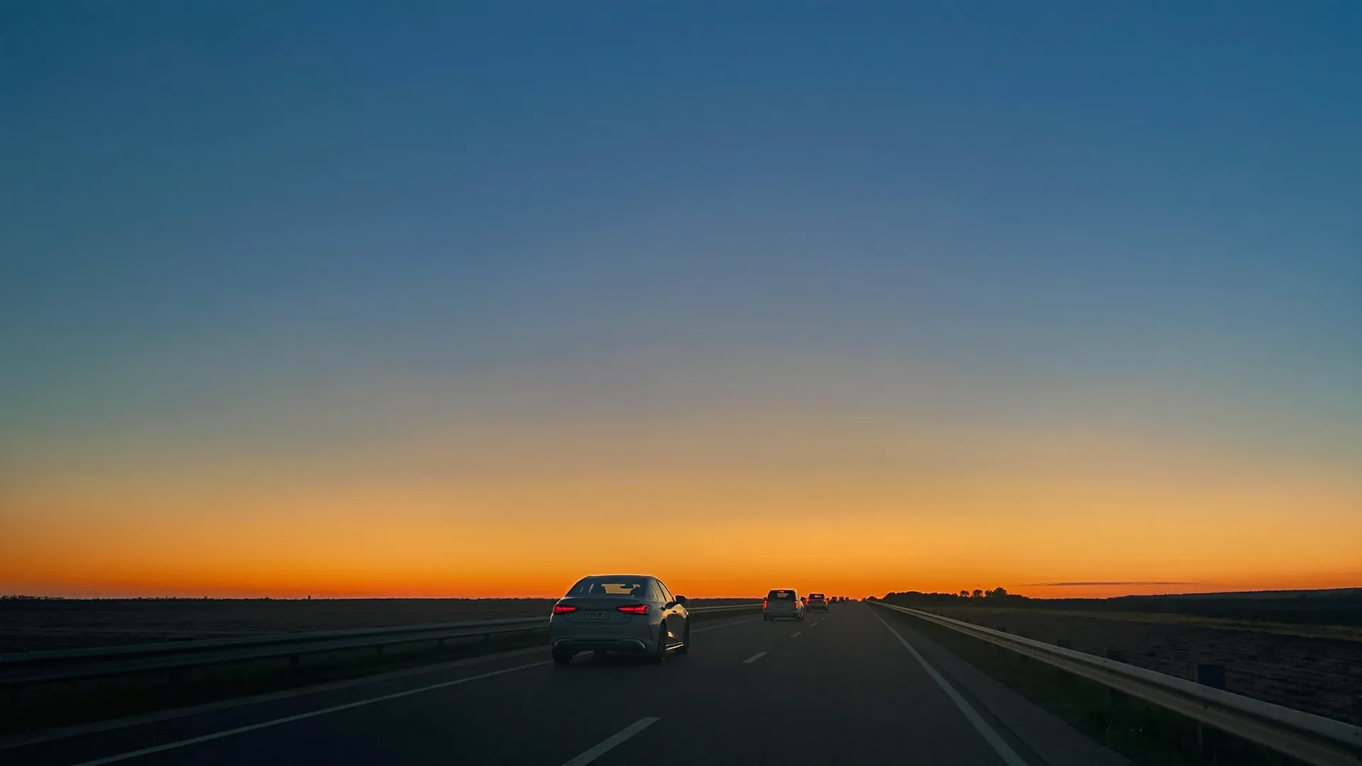 Snelweg in de avondzon