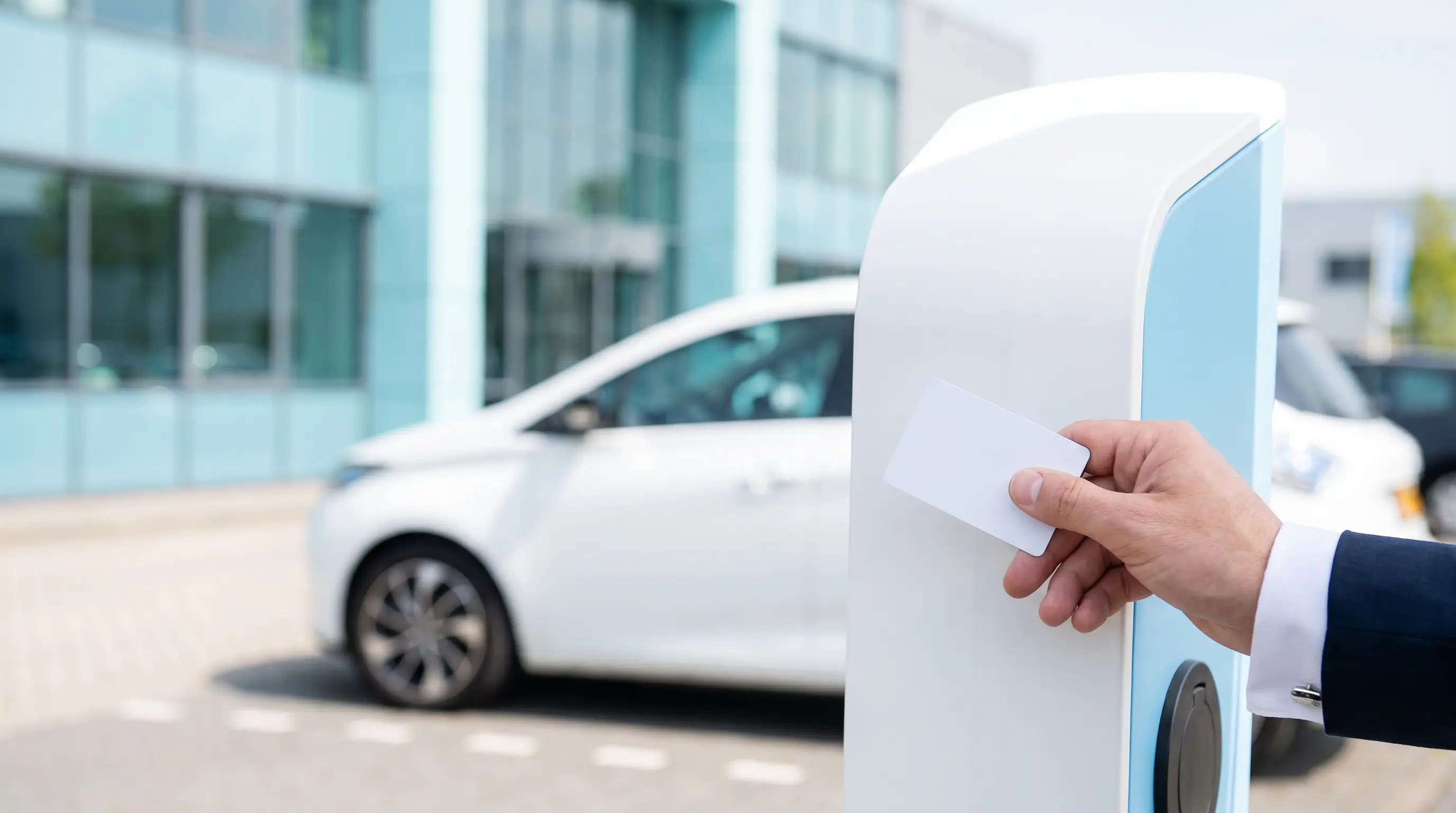 Laadpas bij een laadpunt voor een elektrische bedrijfsauto